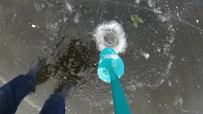 钓鱼冰在薄冰上钻孔