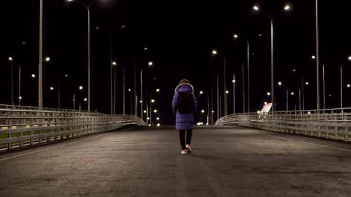 穿着夹克的女孩在俄罗斯索契一个荒凉的夜城