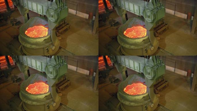 用于倒入转炉的桶中的铸铁。冶金厂的转炉生产。