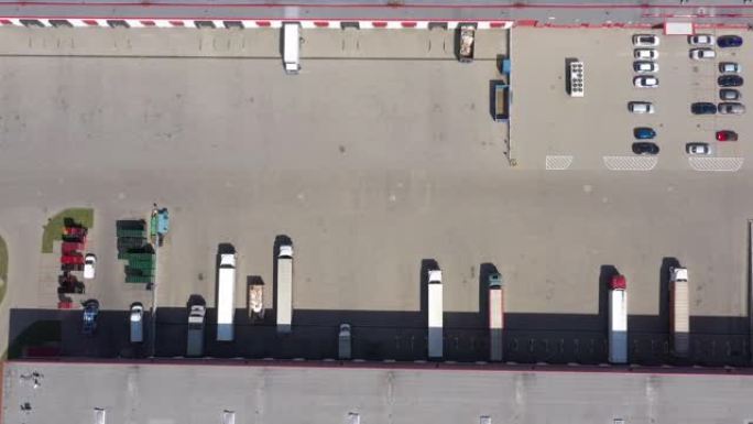 物流仓库的鸟瞰图，卡车等待装载