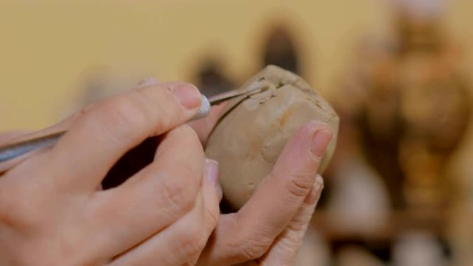 陶艺车间的女陶工制作陶瓷纪念品便士哨子
