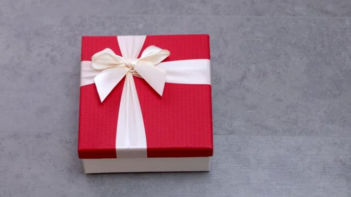 男性赠送或接收礼品盒