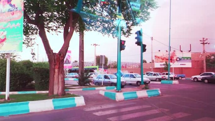在伊朗亚兹德的停车灯处停车