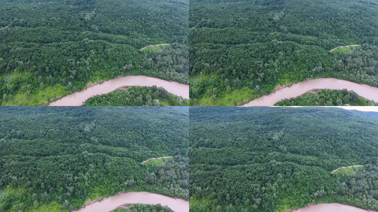 山脚下的河流覆盖着橡树林。
