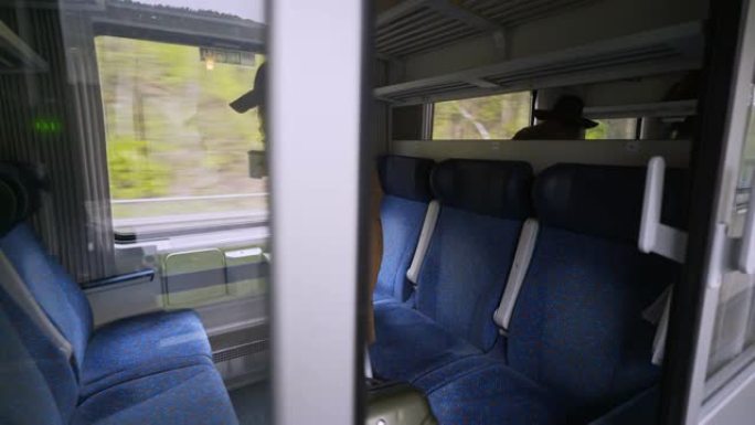 在火车上旅行的女人享受着窗外的风景