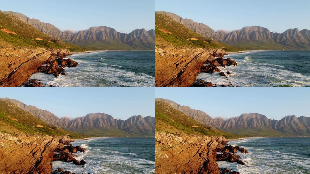 海浪冲向岩石海岸线