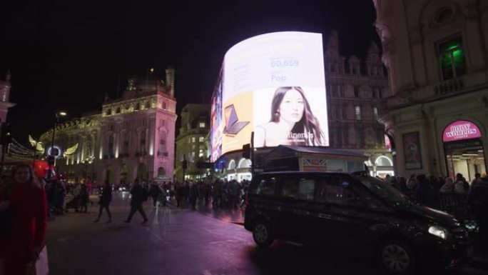 晚上在皮卡迪利广场的照明广告ho积