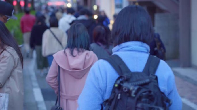 新宿区拥挤的街道