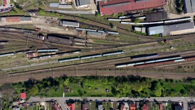 旧机车火车站的空中4k无人机视图，在铁路路线上停放铁马。柴油发动机