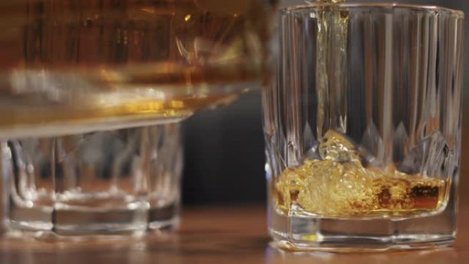 两杯倒威士忌的特写。