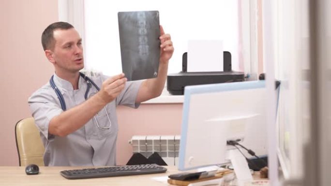 一位专业的椎骨医生检查脊柱x射线的特写演示视频。腰椎。人体解剖学
