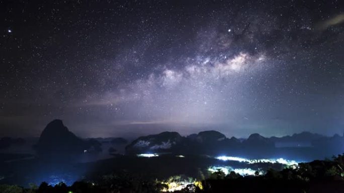 夜间多云天空上的银河系和星星的时间圈数