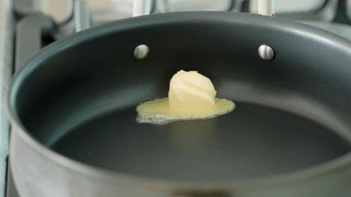 黄油在锅中融化，为酮类饮食准备食物