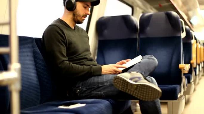 火车上的人读书