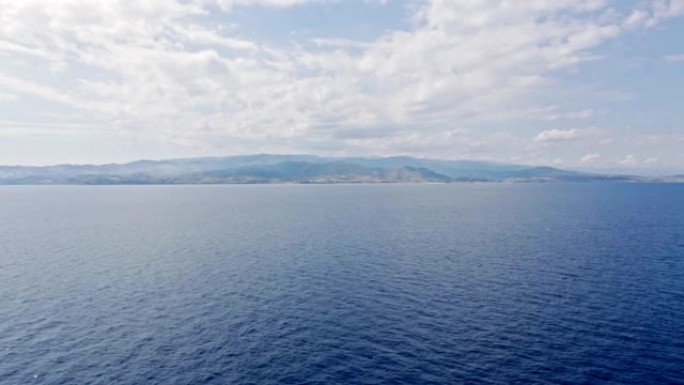 风平浪静的海空碧蓝的帆船