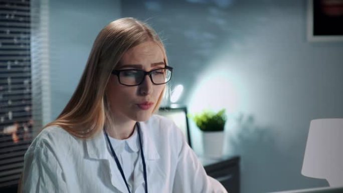 女性心理学家在眼镜和实验服上的特写镜头与患者进行视频通话