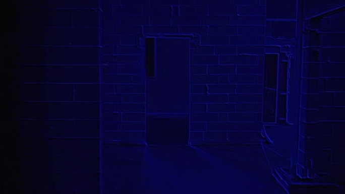 电脑游戏的英雄正在未完工的建筑物中寻找目标。用夜视设备搜索