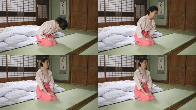 日本妇女在日式旅馆中鞠躬