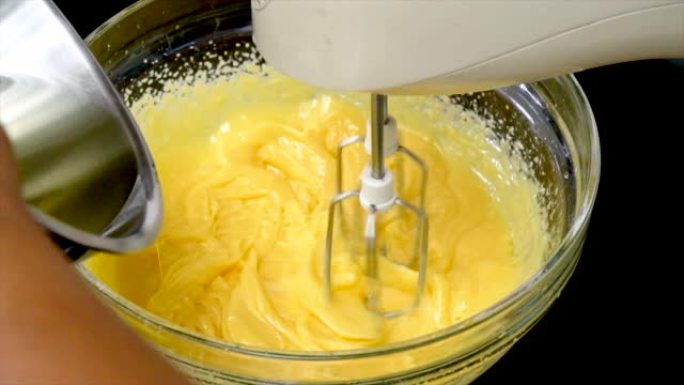 SLOMO在制作蛋黄酱时涂抹油
