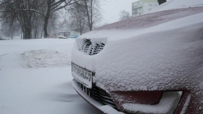 汽车被雪覆盖，在严冬风暴下。