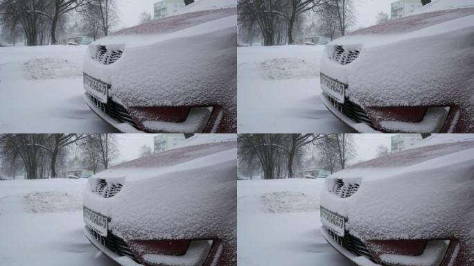 汽车被雪覆盖，在严冬风暴下。