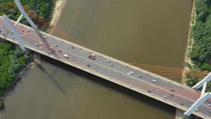 现代斜拉桥和汽车交通背景。高速公路交通堵塞。鸟瞰图