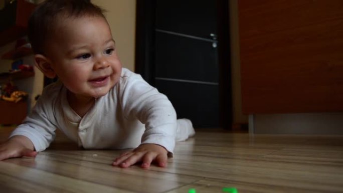 可爱的六个月大的男婴在地板上有肚子的时间