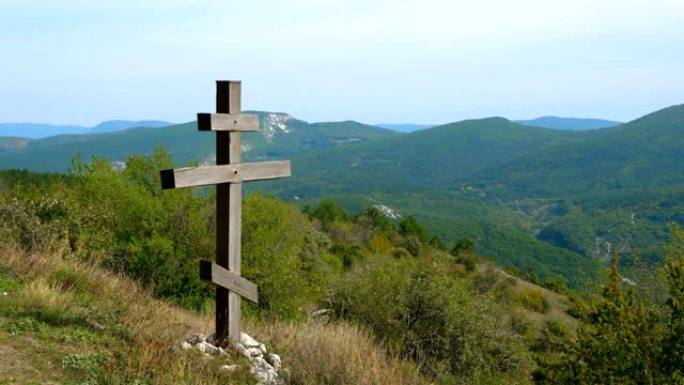 木制基督教东正教八角十字架在山上。
