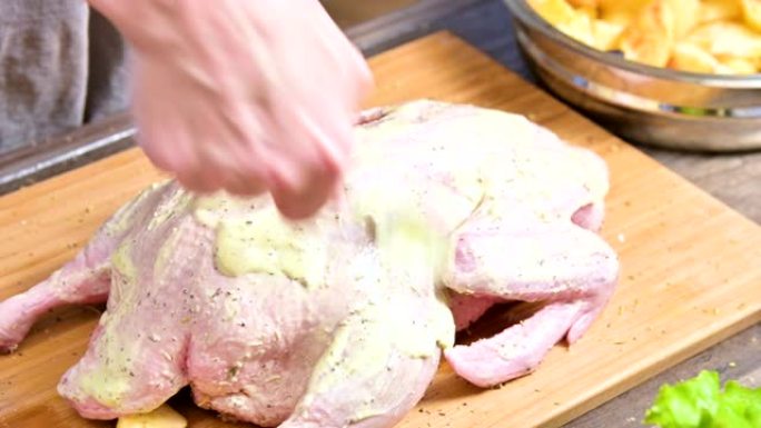 准备烤鸭或鹅的雌性手的特写镜头。