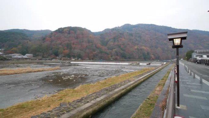 日本京都岚山桂川的秋天