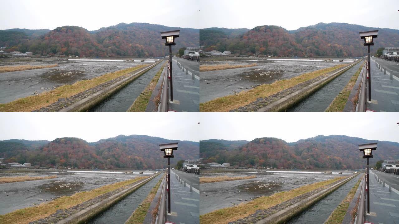 日本京都岚山桂川的秋天