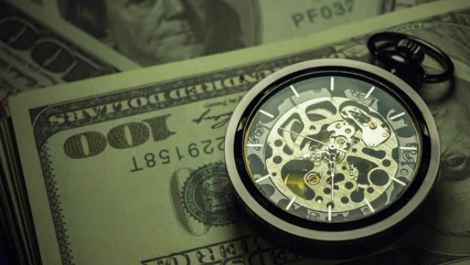 美元钞票在黑暗中堆积的延时怀表。