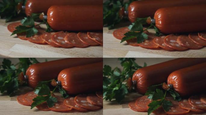 木质背景上的萨拉米香肠特写。架。木质砧板上的意大利香肠