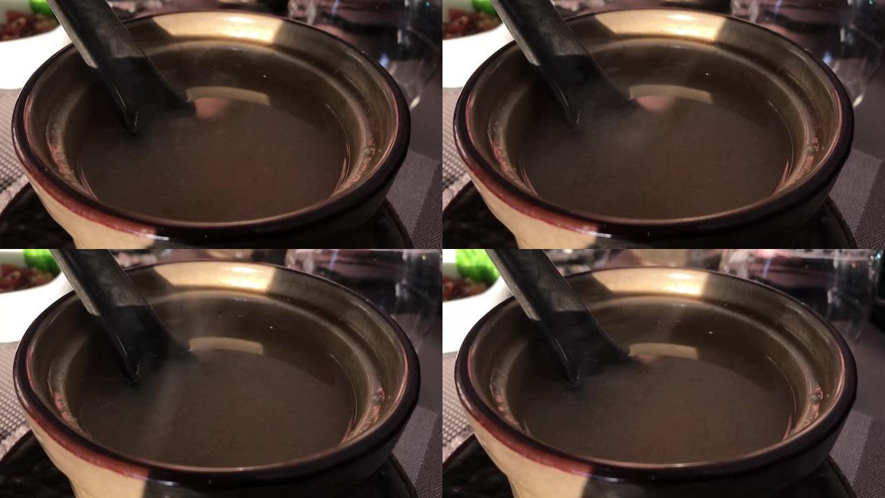 用勺子蒸日本味噌汤