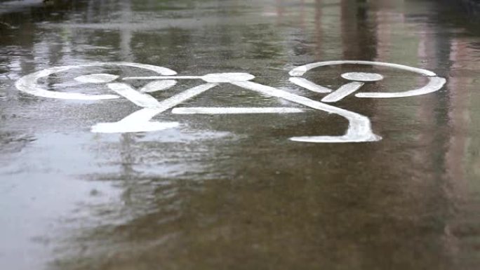以自行车的象征在地板上下雨的慢动作。