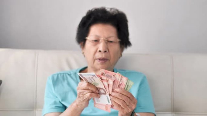 老年妇女从政府领取生活津贴，生活方式概念。