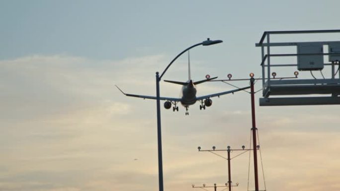 飞机飞过头顶，飞往洛杉矶机场