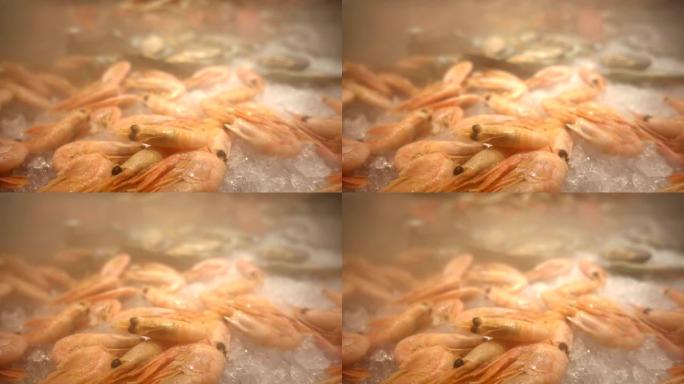 酒店提供新鲜海鲜自助餐，有很多虾。