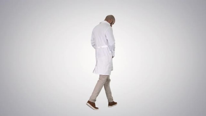步行医生在渐变背景上穿上白色长袍
