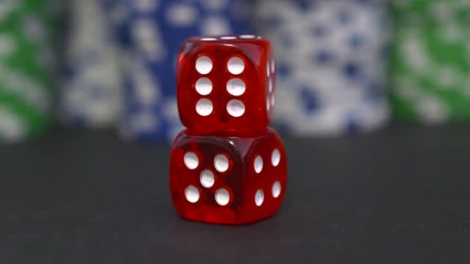 扑克游戏背景上的两个红色骰子