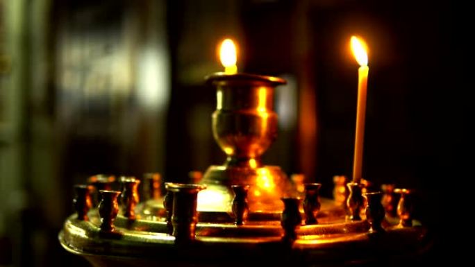东正教教堂的金烛台上的一对蜡烛
