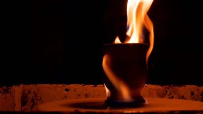 陶瓷轮上燃烧的陶瓷杯