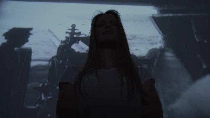 战争投射到一个闭着眼睛的女孩脸上
