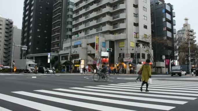 日本人在日本下班后走过马路回家