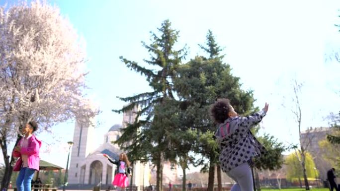 孩子们奔跑并试图抓住肥皂泡