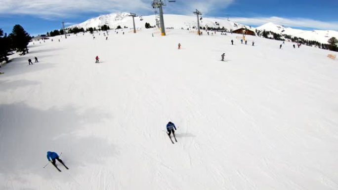 滑雪缆车，座位越过山，可以看到人们在斜坡上滑雪和滑雪板