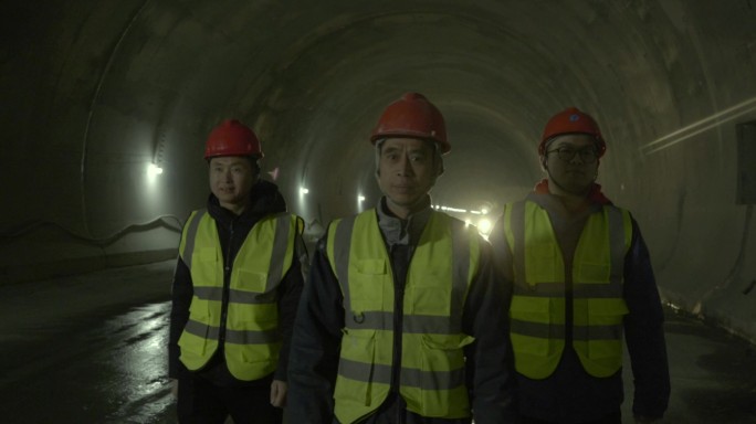 高速隧道工人建设者逆光背影脚步