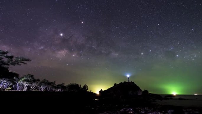 夜间多云天空上的银河系和星星的时间圈数