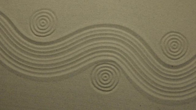 不寻常的沙质。在沙滩上画出波浪和圆圈。有空间。