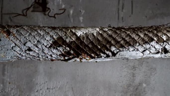 房屋黑暗地下室的旧铁管漏水